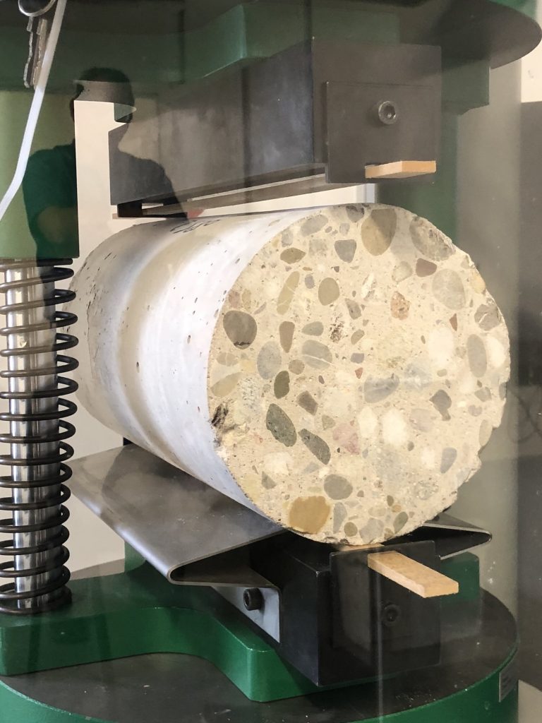 Dispositif de fendage de la presse à béton