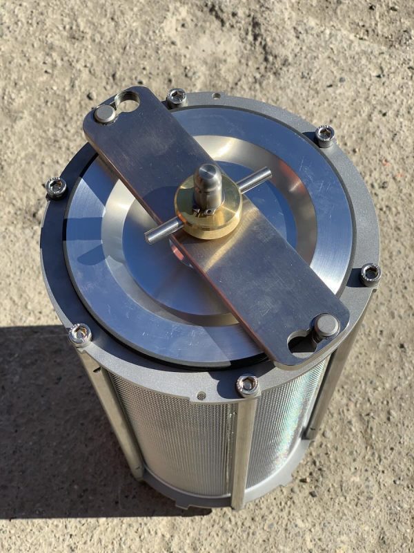 Tambour de lavage avec un couvercle fixé vu du dessus.