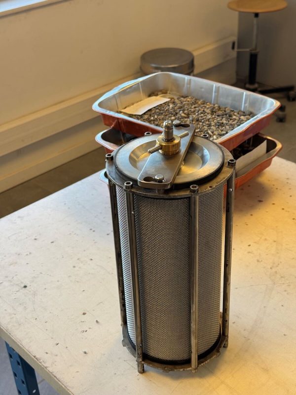 Tambour de lavage avec un couvercle fixé au-dessus.