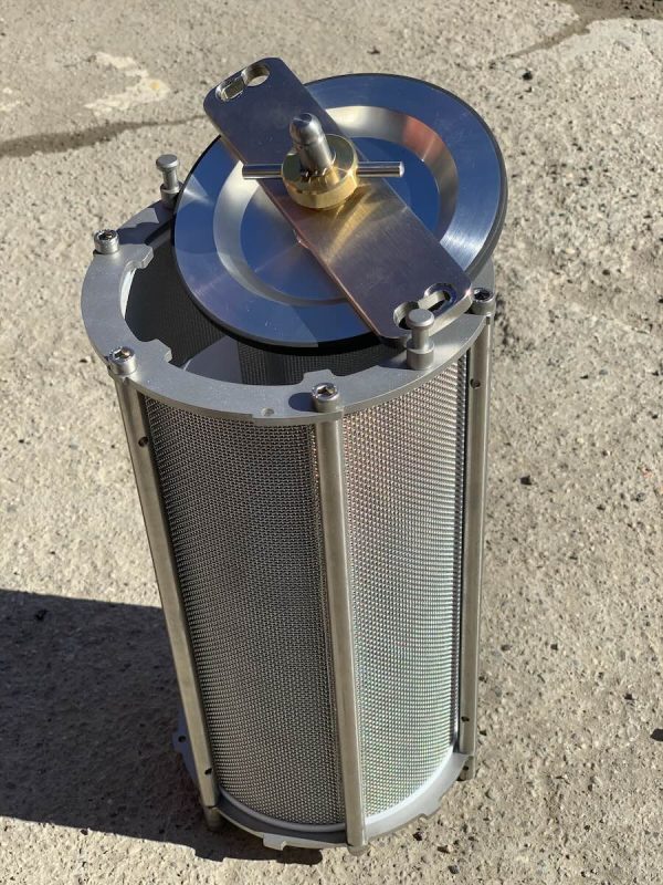 Tambour de lavage avec un couvercle à fixer vu du dessus.