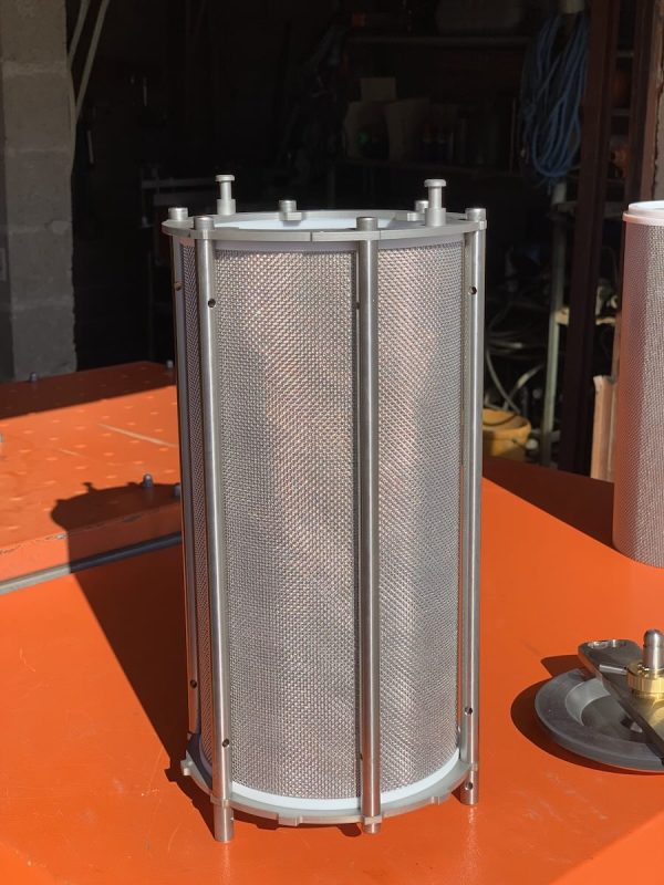 Tamis de lavage avec bâti sans couvercle dans un labo.