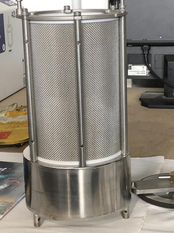 Tambour de lavage posé sur un socle.